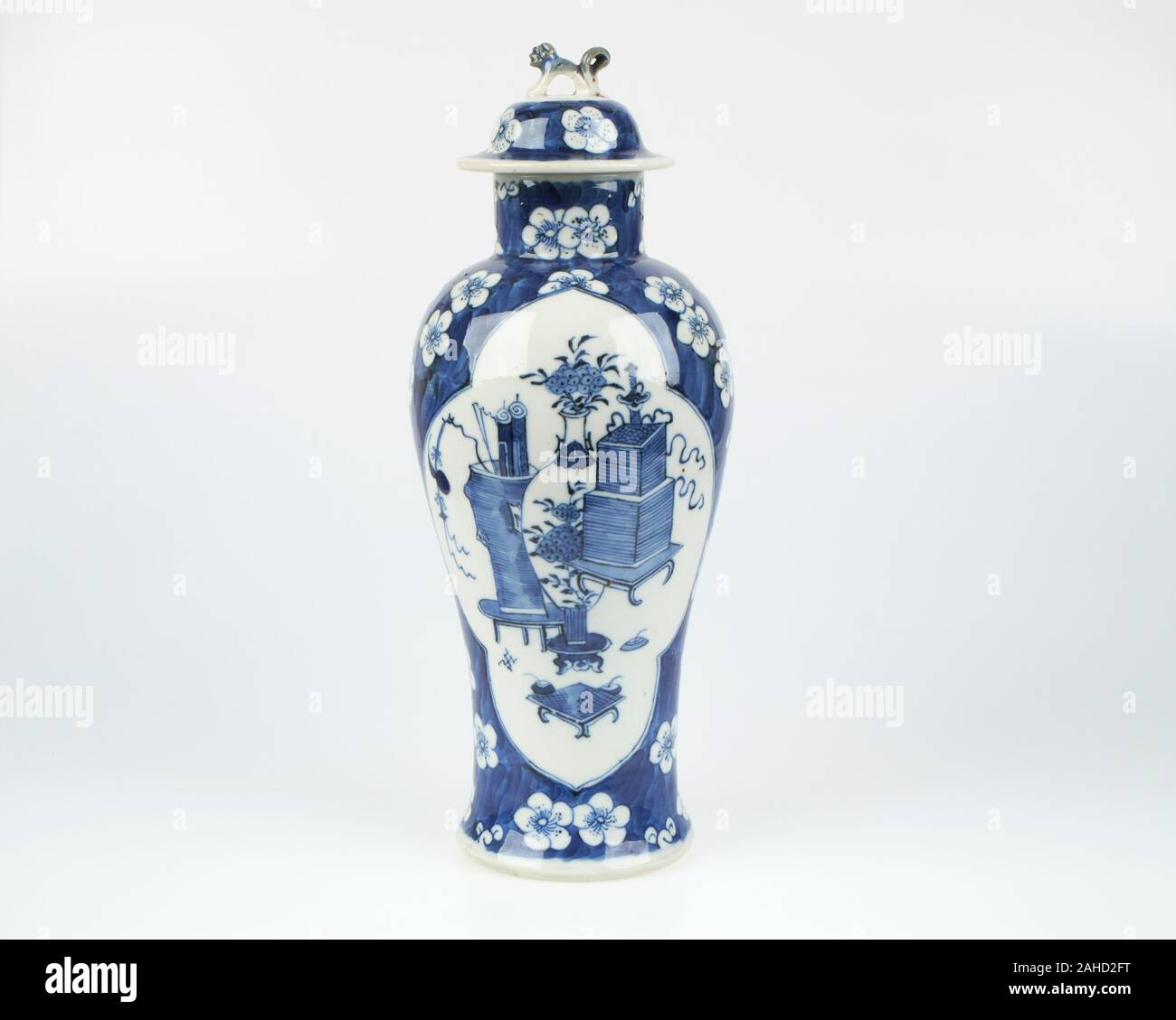 Antico vaso e coperchio in porcellana bianca e blu cinese, finemente dipinto con due pannelli contenenti vasi seduti su tavolini bassi. 26,5cm/10,5pollici di altezza Foto Stock