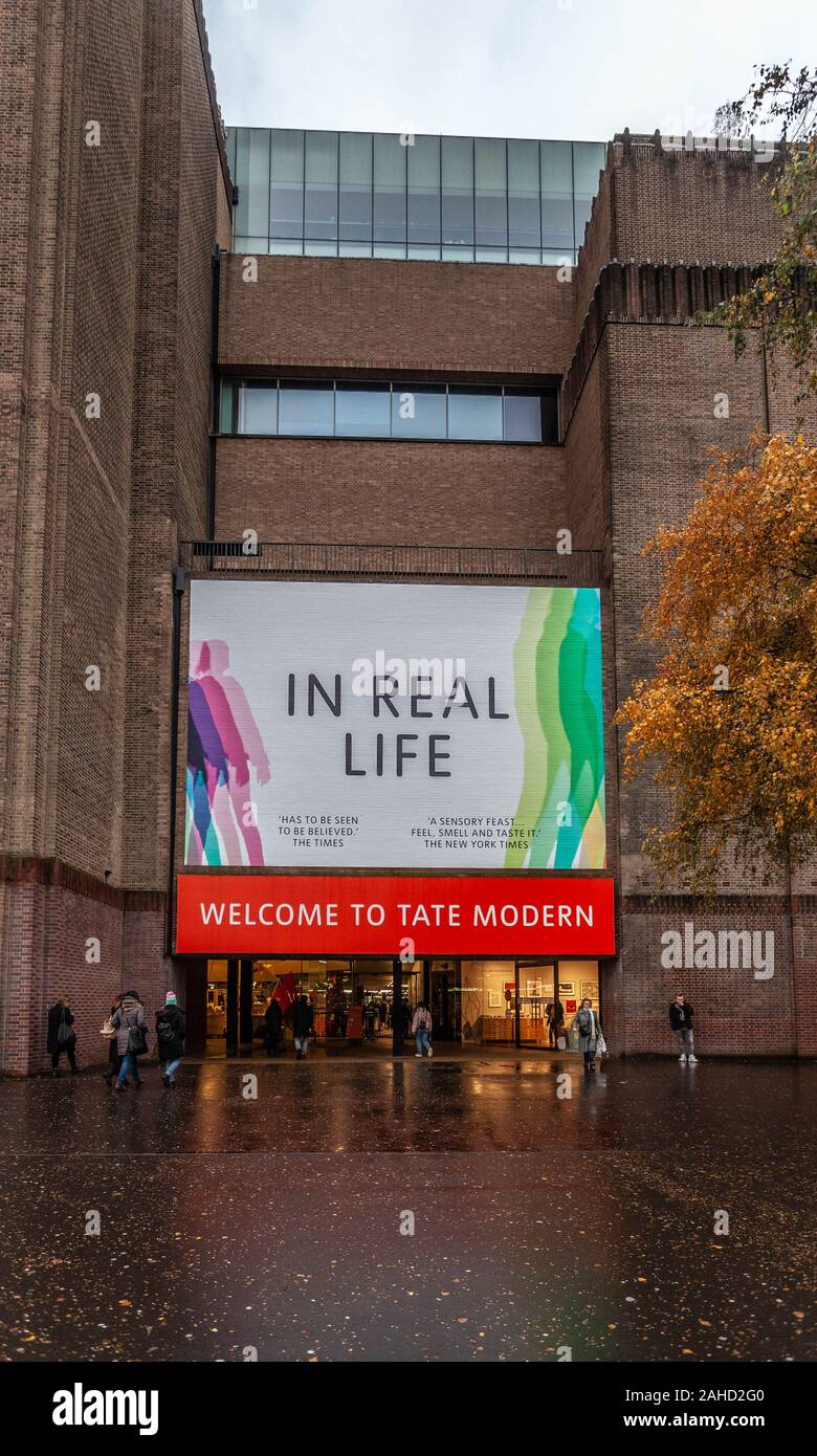 Ingresso alla galleria d'arte moderna Tate, Londra, Inghilterra, Regno Unito. Foto Stock