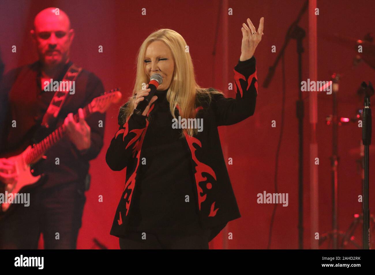 Acerra, Italia. 27 Dic, 2019. Il cantante italiano Patty Pravo sul palco di Acerra durante il live show. (Foto di Salvatore Esposito/Pacific Stampa) Credito: Pacific Press Agency/Alamy Live News Foto Stock