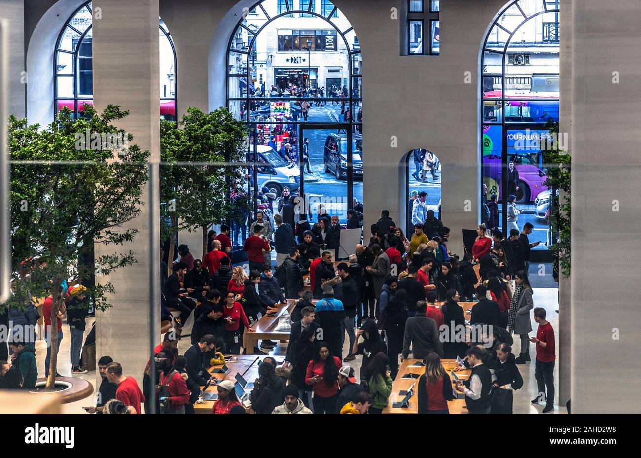 Occupato Apple Store di Regent Street, Londra, Inghilterra, Regno Unito. Foto Stock