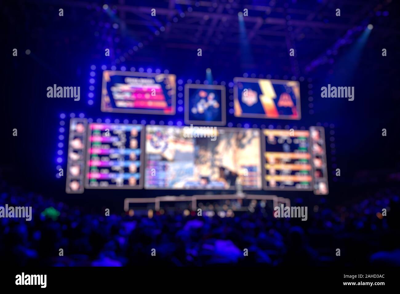Sfocare lo sfondo di un evento di esports - Grande illuminato stadio principale di un computer games torneo situato su di un grande stadio. Il suo giro di tribune sono pieni di vide Foto Stock