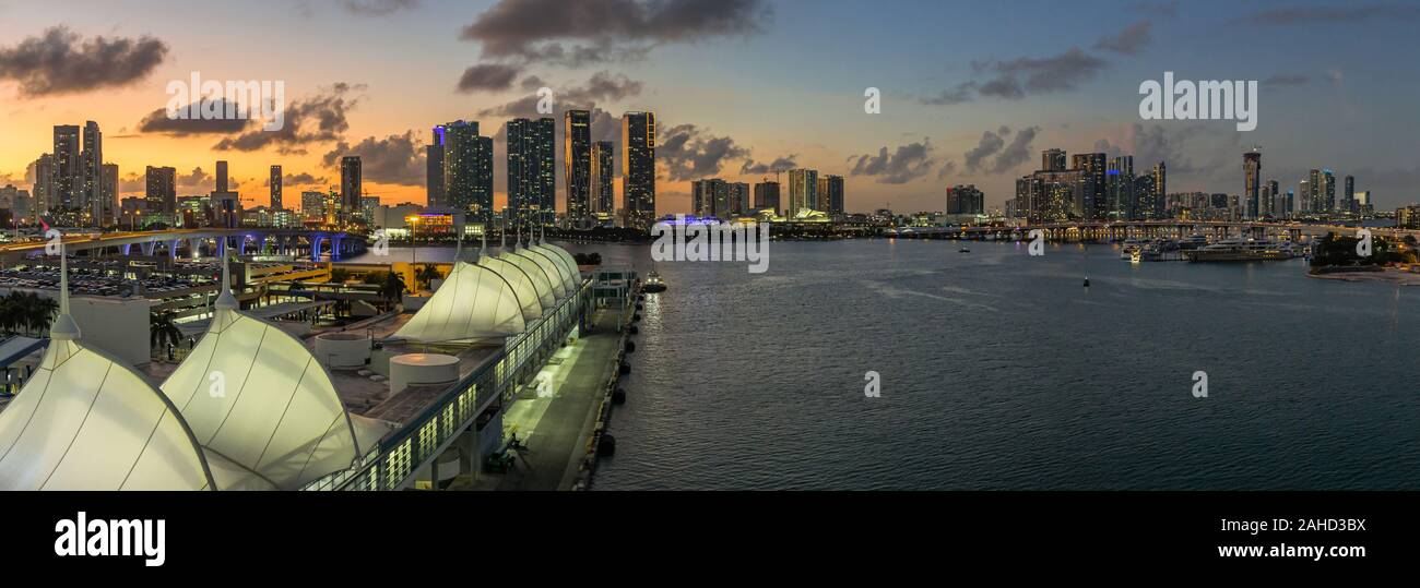 Vista panoramica sulla skyline di Miami dopo il tramonto dal terminal delle navi da crociera Foto Stock