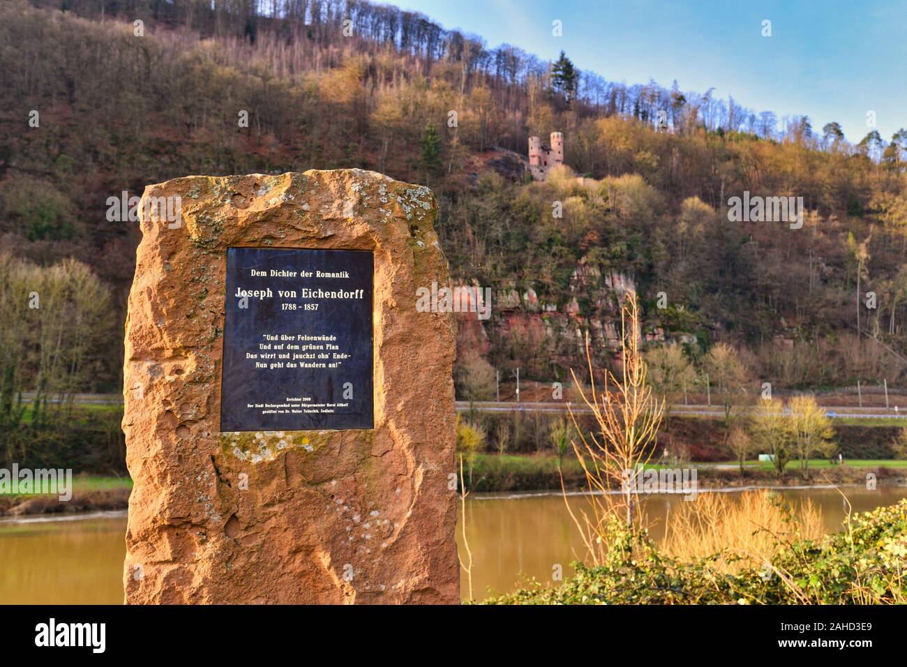 Neckarsteinach, Germania - Dicembre 2019: Pietra monumento dedicato al poeta prussiano e romanziere Joseph Freiherr von Eichendorff Foto Stock