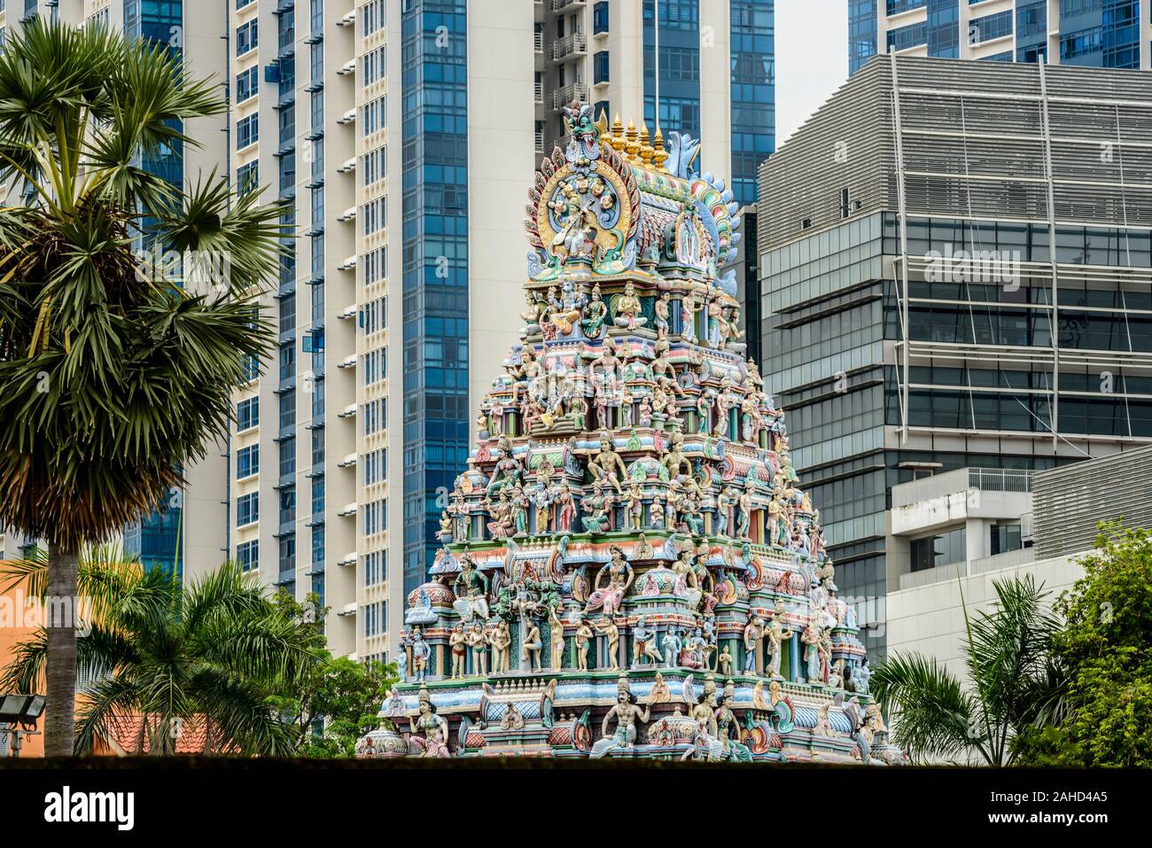 Tempio indù di Sri Srinivasa Perumal, Gopuram o Gopura, edifici ad alta sul retro, quartiere di Little India, Singapore Foto Stock