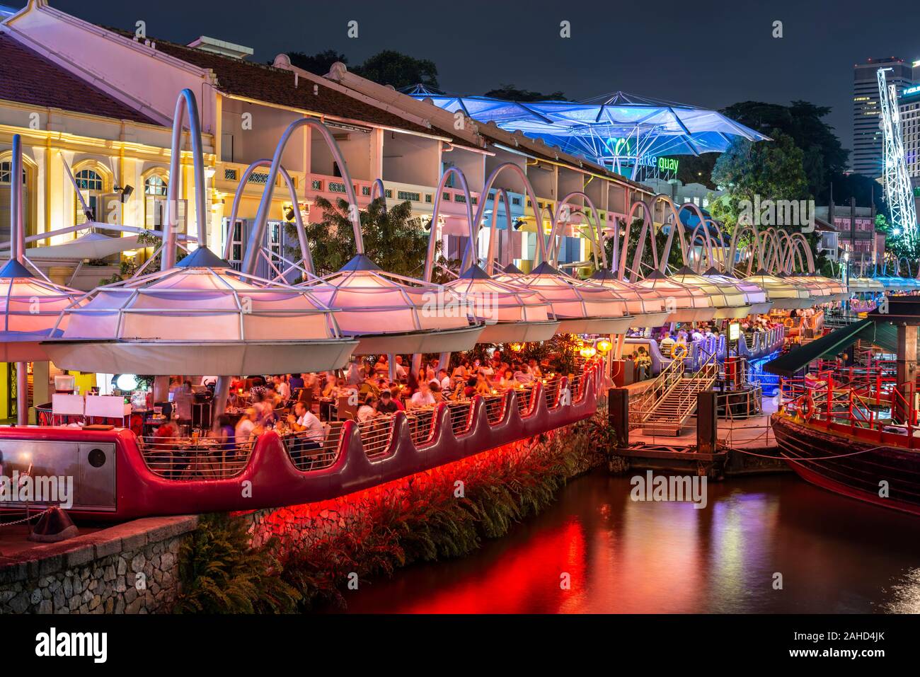 Il fiume Singapore di notte, vivaci ristoranti presso il molo, anca partito quarto di Clarke Quay e grandi ombrelloni per il passaggio, di notte, peccato Foto Stock