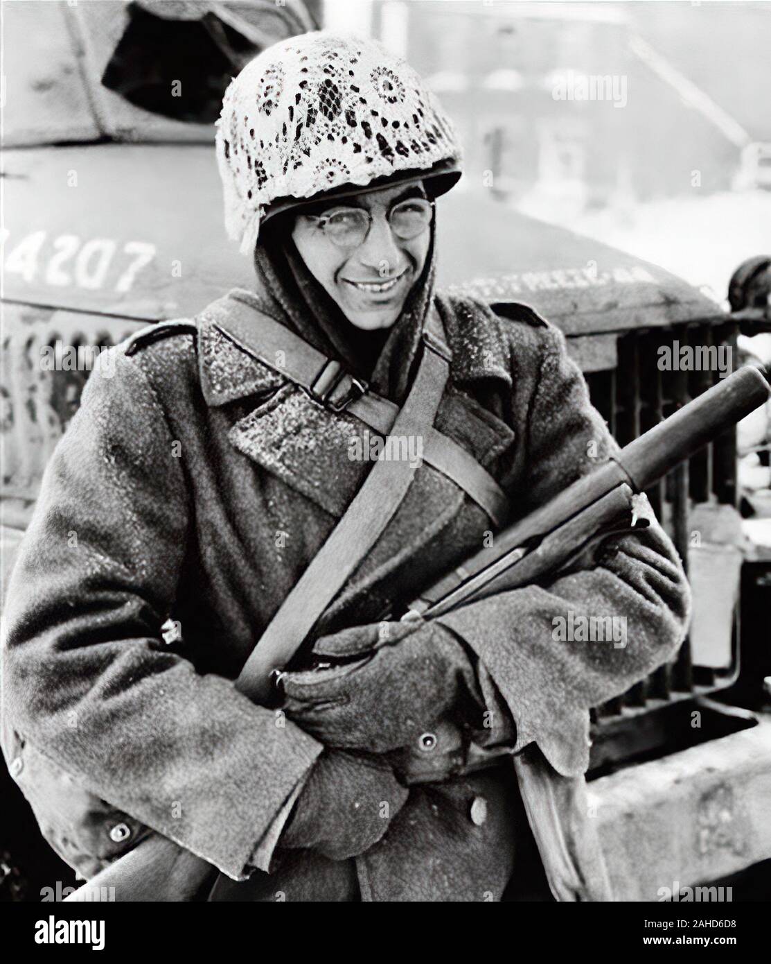 Durante la battaglia di Bulge , soldati alleati decorate i loro caschi con tende di pizzo, dopo la realizzazione di esso ha fornito eccellenti camuffamento nella neve - Dicembre 1944 Foto Stock