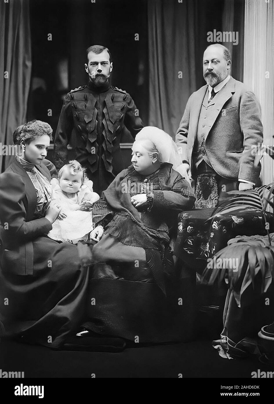 La regina Victoria con lo Zar Nicola II di Russia. Seduto sulla sinistra è Tsarina Alexandra tenendo la sua bimba Granduchessa Olga - Castello di Balmoral, 1896 Foto Stock