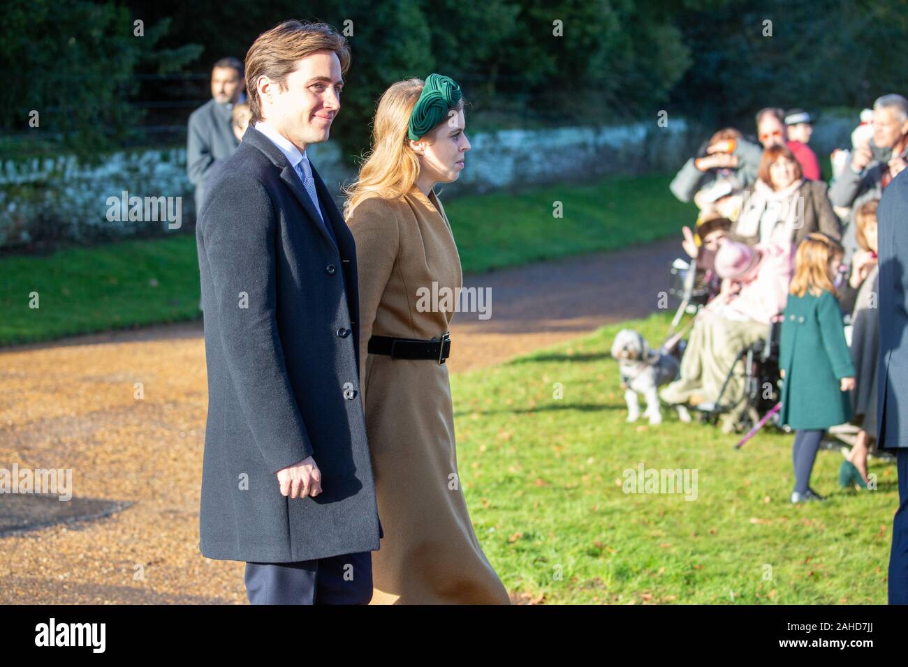 Foto datata 25 dicembre mostra la principessa Beatrice e Fianc, Edoardo Mapelli Mozzi,presso il giorno di Natale mattina servizio in chiesa a Santa Maria Maddalena Chiesa di Sandringham, Norfolk. Il principe Andréj tenuto un basso profilo come membri della famiglia reale a cui hanno partecipato il giorno di Natale chiesa servizi in Sandringham in Norfolk. Mentre una grande folla guardato la regina e membri della famiglia di arrivare per le principali 11am service, il principe ha partecipato ad un servizio in precedenza. Il principe Andréj era assente anche come membri della famiglia a sinistra la chiesa dopo il servizio per salutare i membri del pubblico. Il principe Filippo, che era stato rilasciato da hos Foto Stock