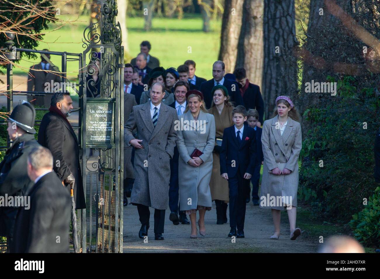 Foto datata 25 dicembre mostra Prince Edward e di sua moglie Sophie e figli Giacomo, Visconte Severn e Lady Louise Windsor a il giorno di Natale mattina servizio in chiesa a Santa Maria Maddalena Chiesa di Sandringham, Norfolk. Il principe Andréj tenuto un basso profilo come membri della famiglia reale a cui hanno partecipato il giorno di Natale chiesa servizi in Sandringham in Norfolk. Mentre una grande folla guardato la regina e membri della famiglia di arrivare per le principali 11am service, il principe ha partecipato ad un servizio in precedenza. Il principe Andréj era assente anche come membri della famiglia a sinistra la chiesa dopo il servizio per salutare i membri del pubblico Foto Stock