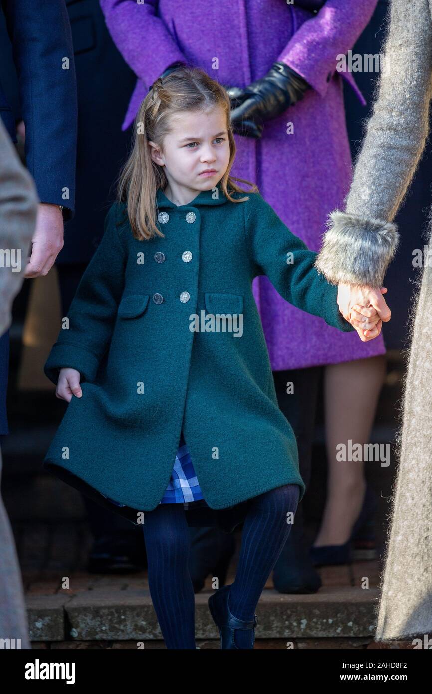 Foto datata 25 dicembre mostra Princess Charlotte curtsy per la regina al giorno di Natale mattina servizio in chiesa a Santa Maria Maddalena Chiesa di Sandringham, Norfolk. Il principe Andréj tenuto un basso profilo come membri della famiglia reale a cui hanno partecipato il giorno di Natale chiesa servizi in Sandringham in Norfolk. Mentre una grande folla guardato la regina e membri della famiglia di arrivare per le principali 11am service, il principe ha partecipato ad un servizio in precedenza. Il principe Andréj era assente anche come membri della famiglia a sinistra la chiesa dopo il servizio per salutare i membri del pubblico. Il principe Filippo, che era stato rilasciato dall'ospedale il Mar Foto Stock