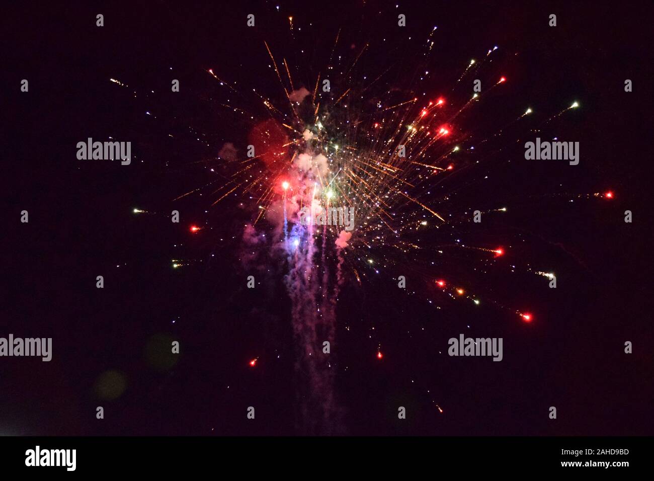Festa con fuochi d'artificio di notte. Petardo a celebrare un anno nuovo. Foto Stock