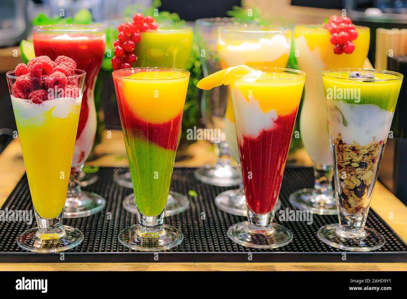 Fila di varie frutta fresca bevande in bicchieri serviti in un ristorante o durante un banchetto Foto Stock
