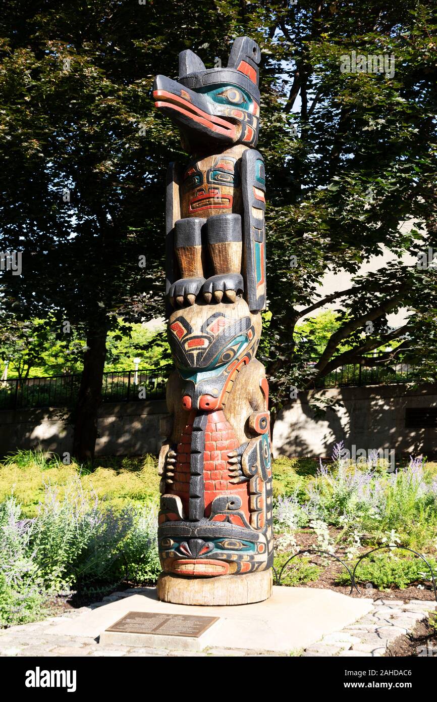 Il Totem il Kwakiutl di Ottawa in Canada. Il totem è stato scolpito da Henry Hunt nel 1971 per commemorare il centenario della British Columbia diventando parte del possibile Foto Stock