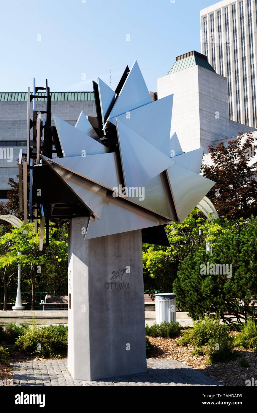 Memoriale per i 150 anni della Confederazione di Ottawa in Canada. Il monumento, inaugurato nel 2017, rappresenta una foglia di acero - Canada l'emblema nazionale. Foto Stock