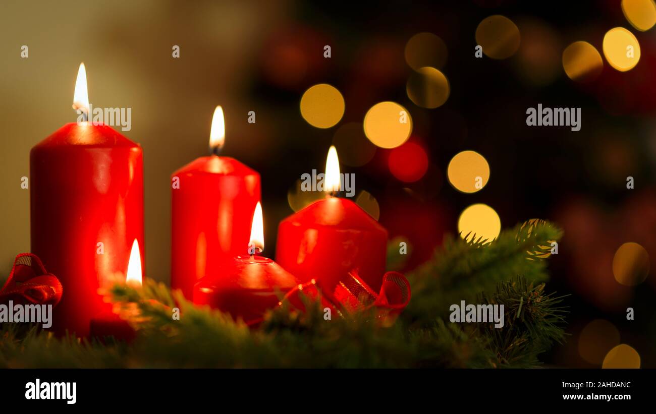 Decorazione di vacanza - Romantico incandescente candele su uno sfondo di belle luci bokeh di fondo Foto Stock