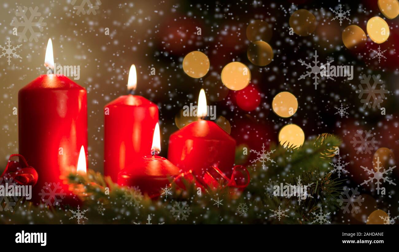 Decorazione di vacanza - Romantico incandescente candele su uno sfondo bokeh bella luci con i fiocchi di neve (mista) Foto Stock