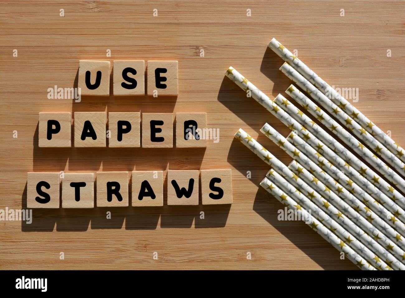 Utilizzare carta cannucce e parole in 3d alfabeto di legno lettere su fondo in legno con cannucce Foto Stock