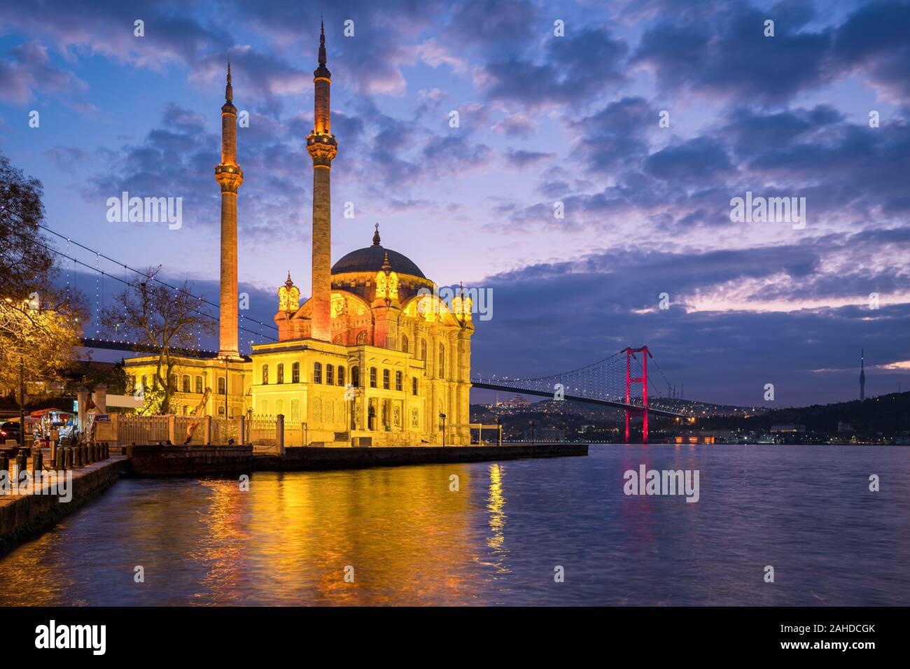 La Moschea Ortakoy con Ponte sul Bosforo ad Istanbul in Turchia di notte Foto Stock