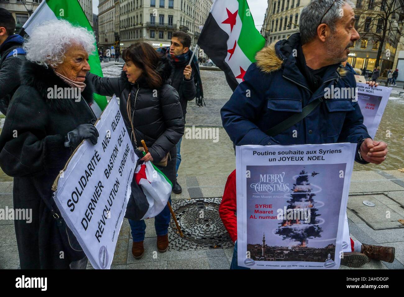 Siria diaspora proteste contro il governo siriano e bombardamenti russi di Idleeb, Lione, Francia Foto Stock