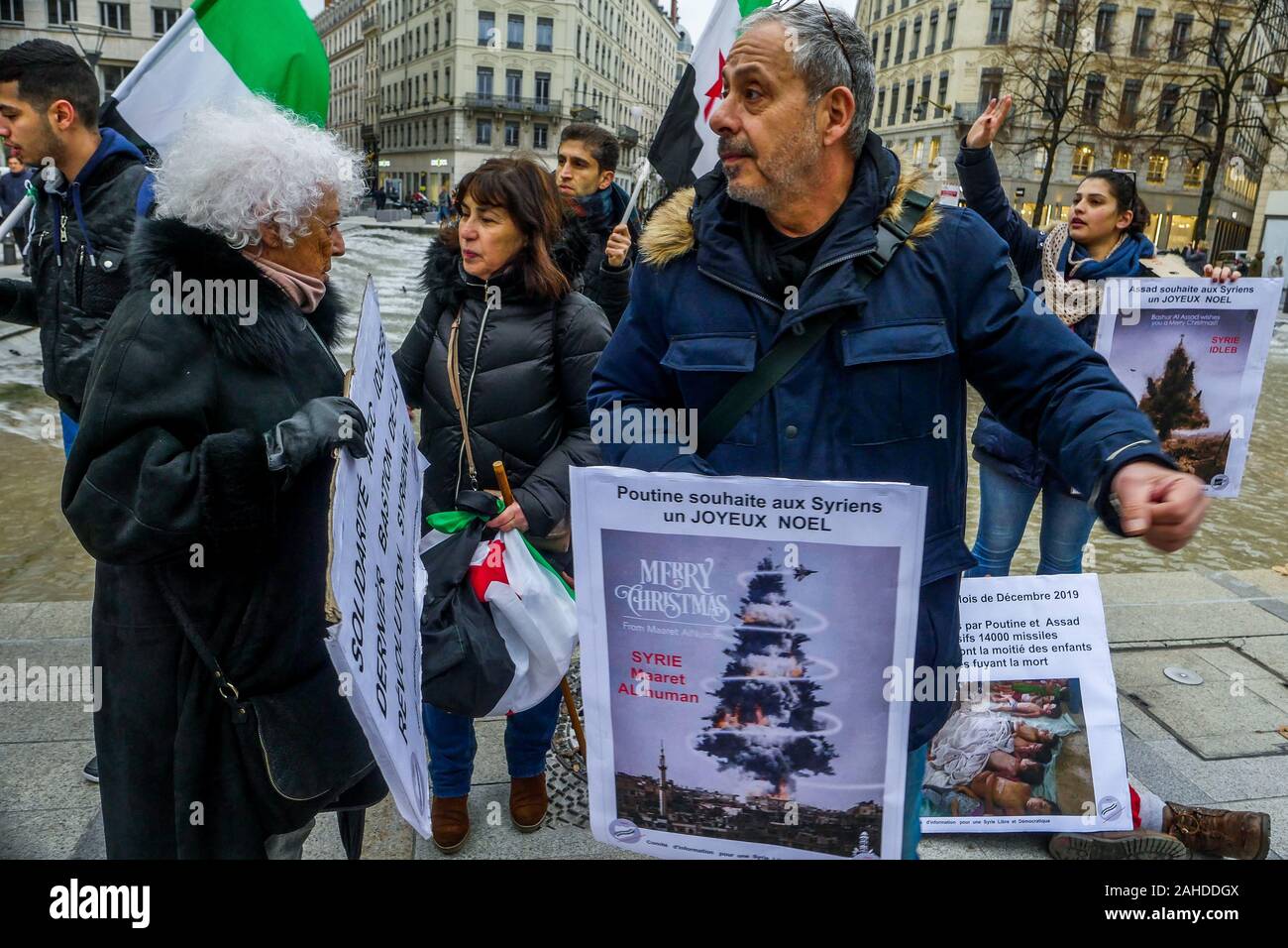 Siria diaspora proteste contro il governo siriano e bombardamenti russi di Idleeb, Lione, Francia Foto Stock