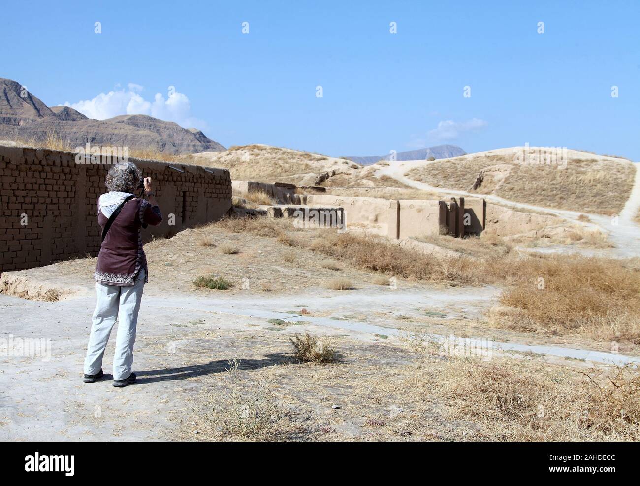 Tourist presso le antiche rovine di Nisa in Turkmenistan Foto Stock