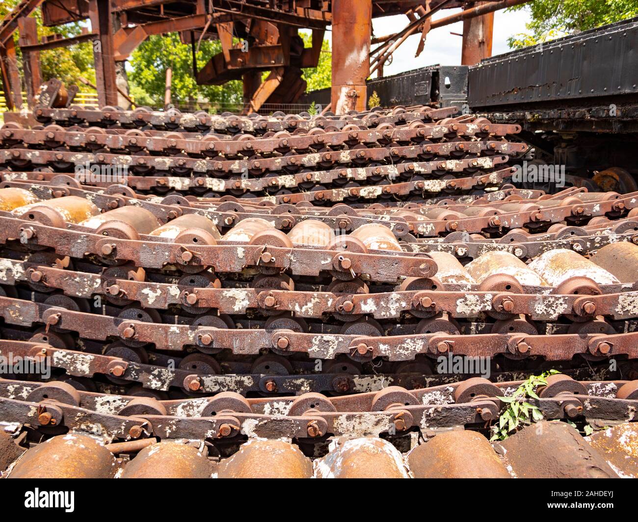 Dettaglio di acciaio arrugginito i rulli e le catene al forno Sloss Pietra Miliare Storica Nazionale in Birmingham, AL, STATI UNITI D'AMERICA Foto Stock