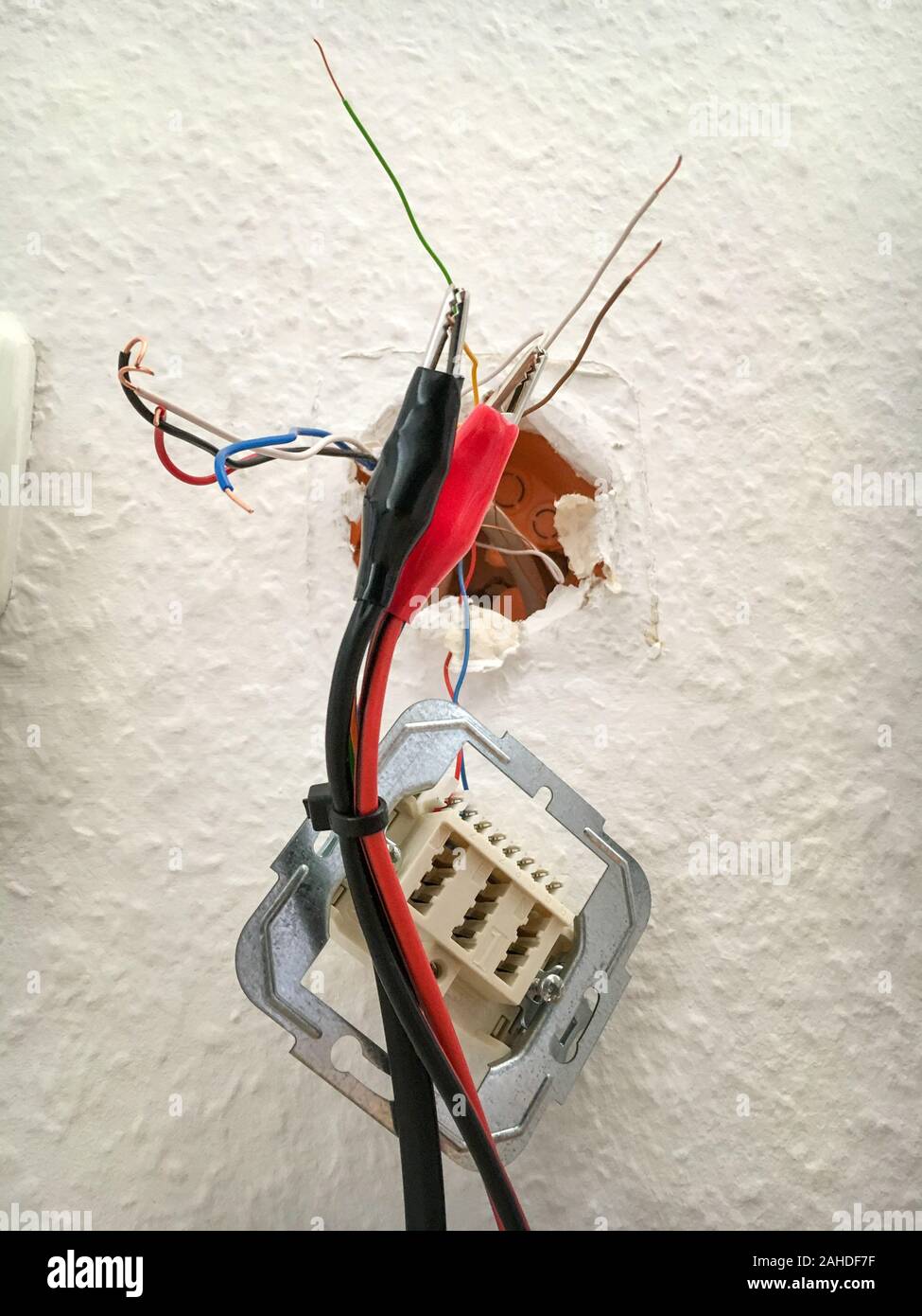 I cavi colorati di una presa di collegamento telefonico in Germania sono  testate di un segnale Foto stock - Alamy