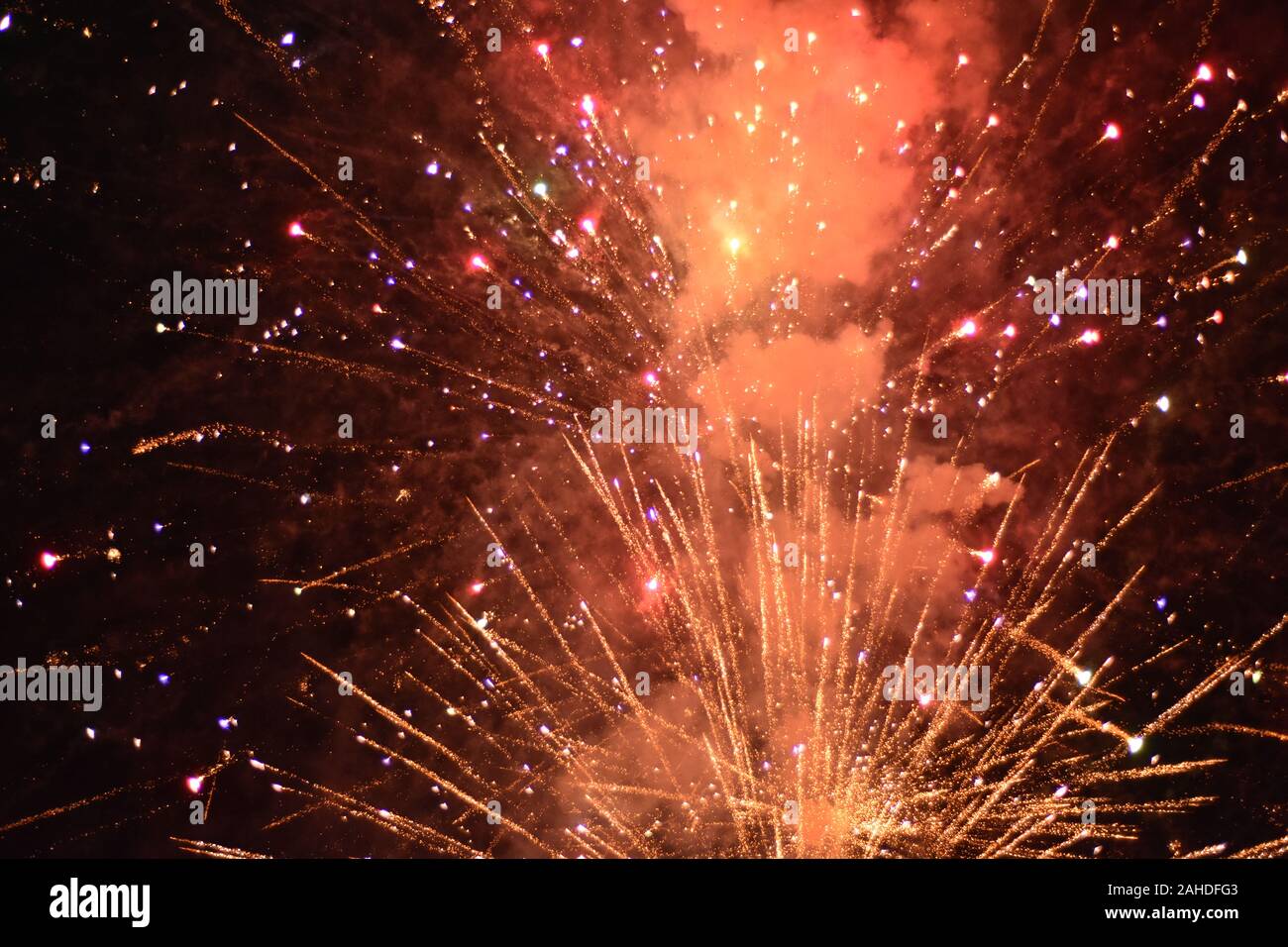 Festa con fuochi d'artificio di notte. Petardo a celebrare un anno nuovo. Foto Stock