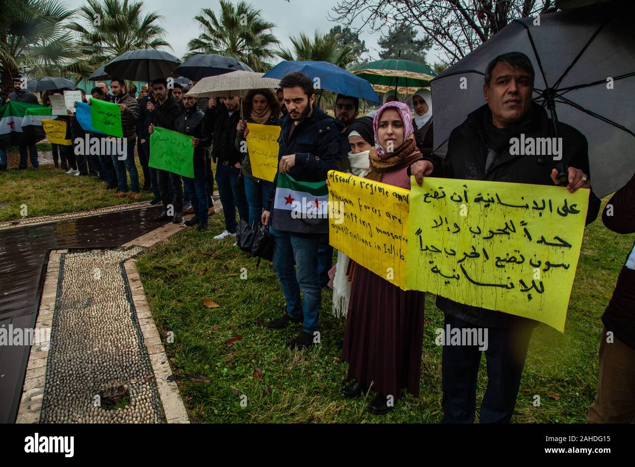 Un gruppo di rifugiati siriano tenere cartelloni durante la dimostrazione.un gruppo di rifugiati Siriani in Turchia, la città di Gaziantep protesta in solidarietà con la gente in Siria e contenere anche indicazioni per chiedere la fine dei bombardamenti contro la città di Idlib dalla Russia e il regime di Assad. Foto Stock