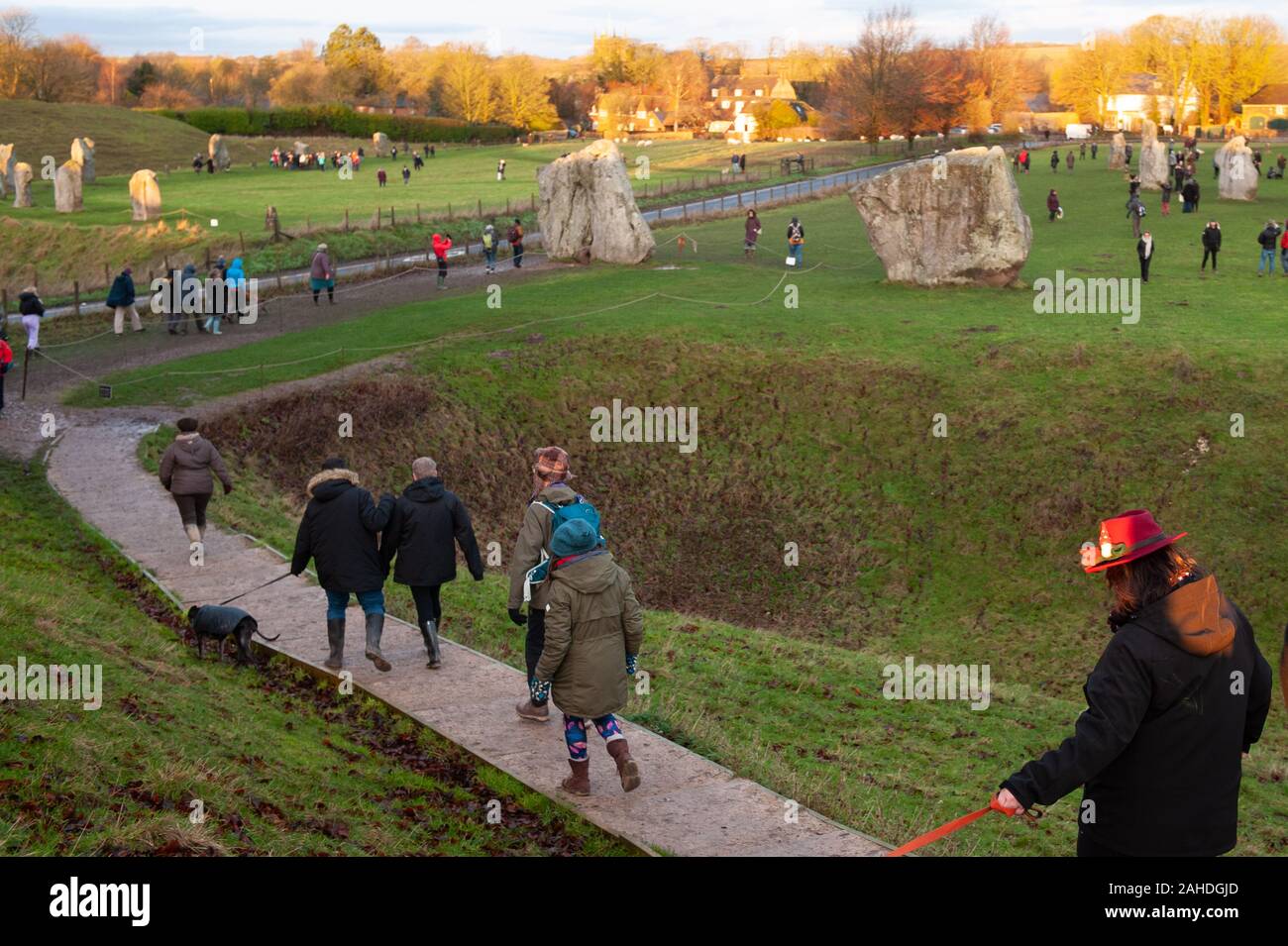 Avebury, Wiltshire, Regno Unito. Il 22 dicembre 2019. Centinaia di persone si riuniscono a Avebury henge nel Wiltshire per celebrare il solstizio d'inverno. Nella foto: Specta Foto Stock