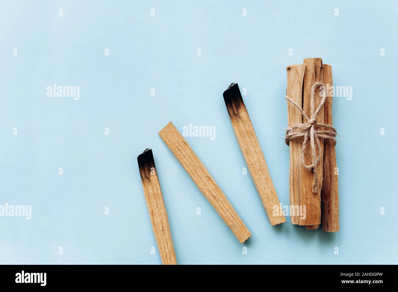 Palo Santo bastoni su uno sfondo blu. Essi sono utilizzati in aromaterapia e riti religiosi e meditazioni. Foto Stock