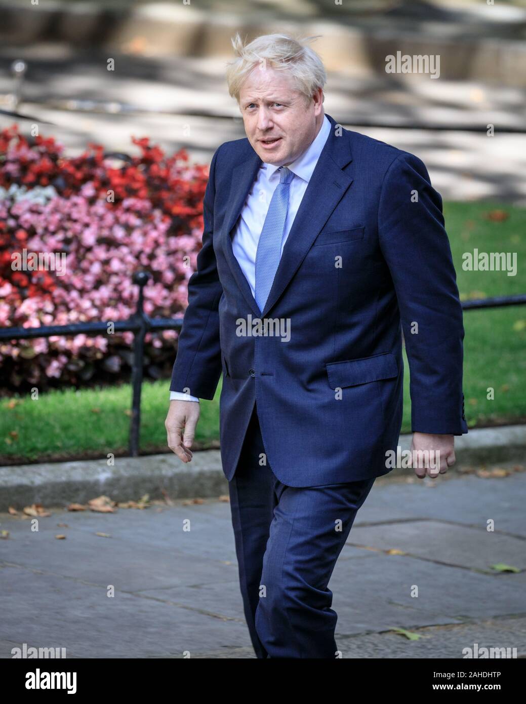 Il primo ministro Boris Johnson passeggiate fuori n. 10 di Downing Street, Westminster, London, Regno Unito Foto Stock