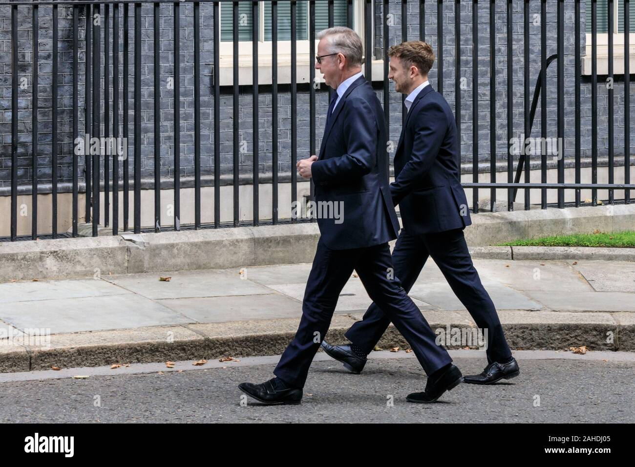 Michael Gove, ministro conservatore, con il collega, passeggiate lungo Downing Street al n. 10, Westminster, London, Regno Unito Foto Stock