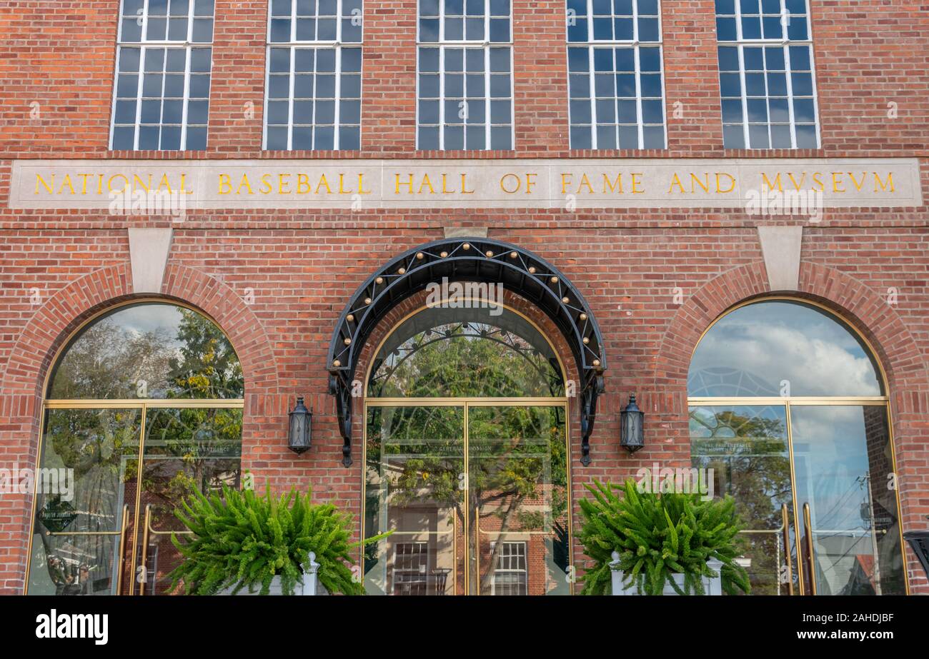 COOPERSTOWN, NY/STATI UNITI D'America - 28 settembre 2019: National Baseball Hall of Fame e Museo esterno e logo del marchio. Foto Stock