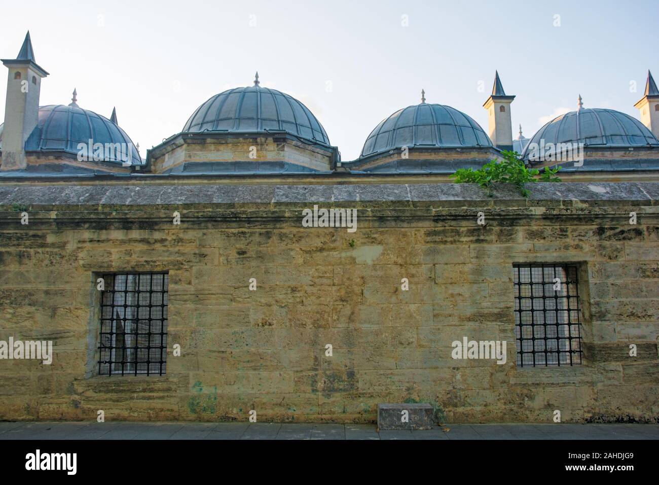 Una parete nel XVI secolo Moschea Suleymaniye, la più grande moschea ottomana di Istanbul, Turchia Foto Stock