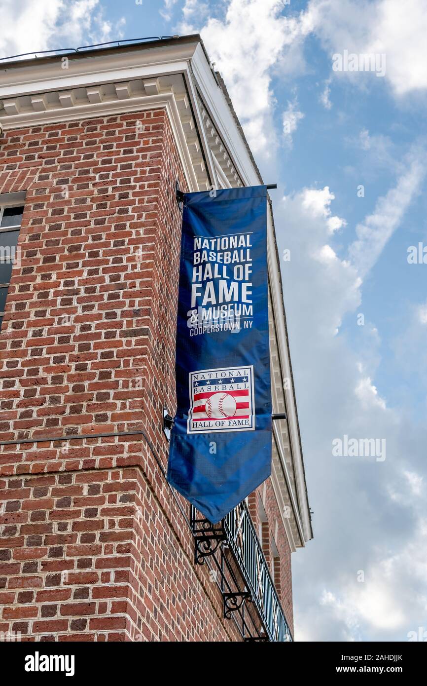 COOPERSTOWN, NY/STATI UNITI D'America - 28 settembre 2019: National Baseball Hall of Fame e Museo esterno banner e logo del marchio. Foto Stock