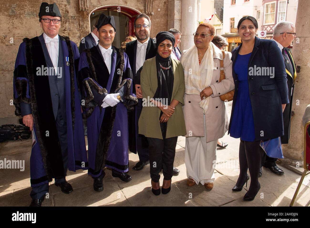 La Guildhall, Windsor, Berkshire, Regno Unito. Xxi Aprile, 2016. Lo chef TV e presentatore Nadiya Hussain ha foto con gli ospiti ed i Consiglieri dal Royal Borough of Windsor e Maidenhead come ella attende di incontrare Sua Maestà la Regina. Nadiya fu chiesto da Buckingham Palace per cuocere una torta di compleanno per la Regina per celebrare la regina il novantesimo compleanno. Nadiya è stato il vincitore della sesta serie della BBC di Great British precotti. Credito: Maureen McLean/Alamy Foto Stock