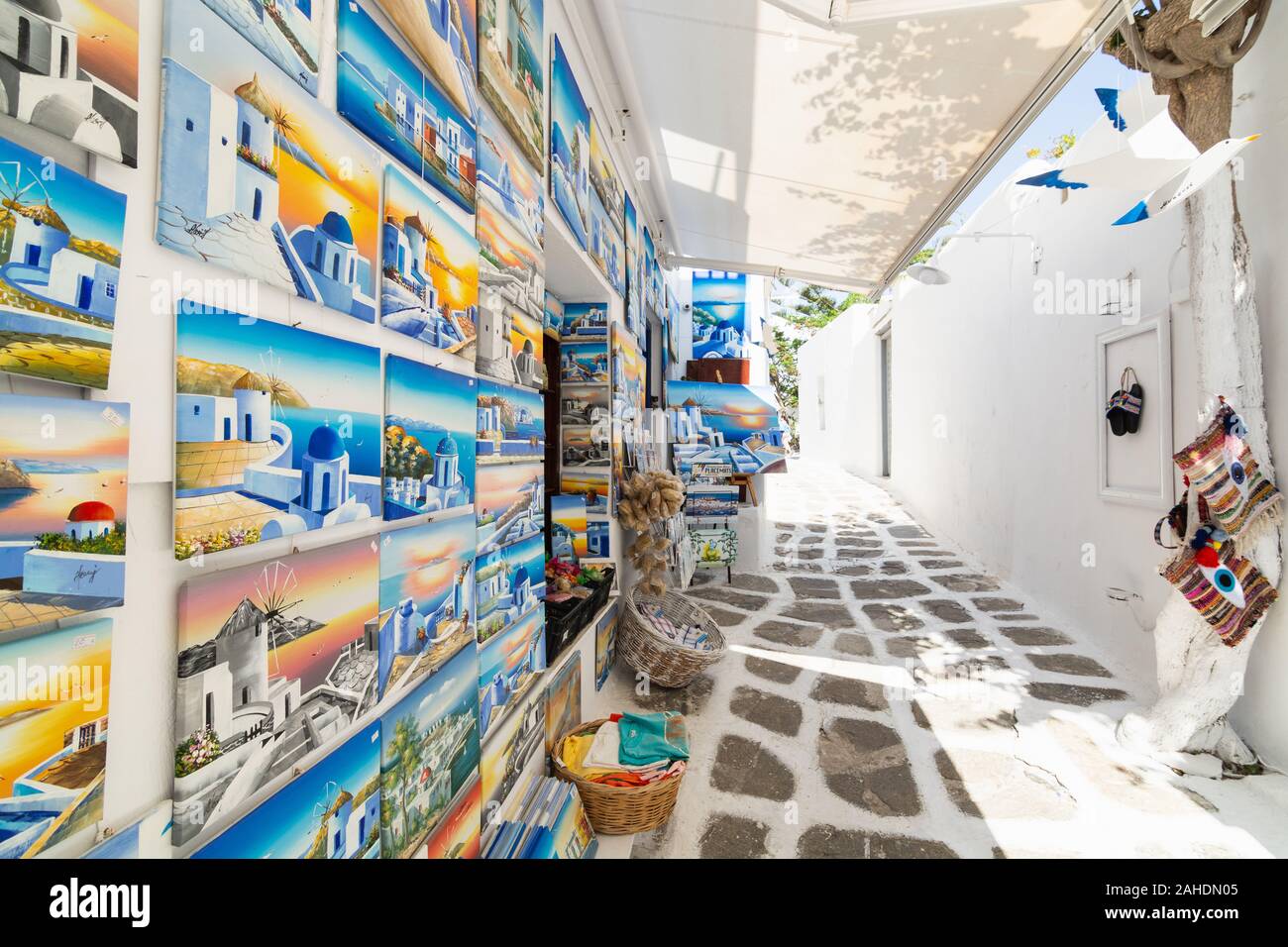 Mykonos, Grecia - Maggio 2018: isola città vecchia strada con negozio di souvenir vendita di immagini, nessun popolo Foto Stock