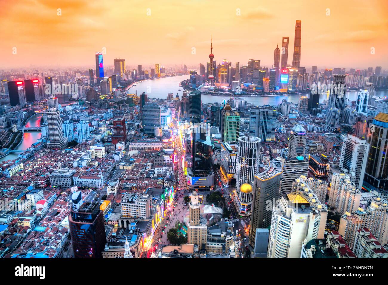 Shanghai skyline della città, vista dei grattacieli di Pudong, il Bund e Nanjing road. Shanghai, Cina. Foto Stock