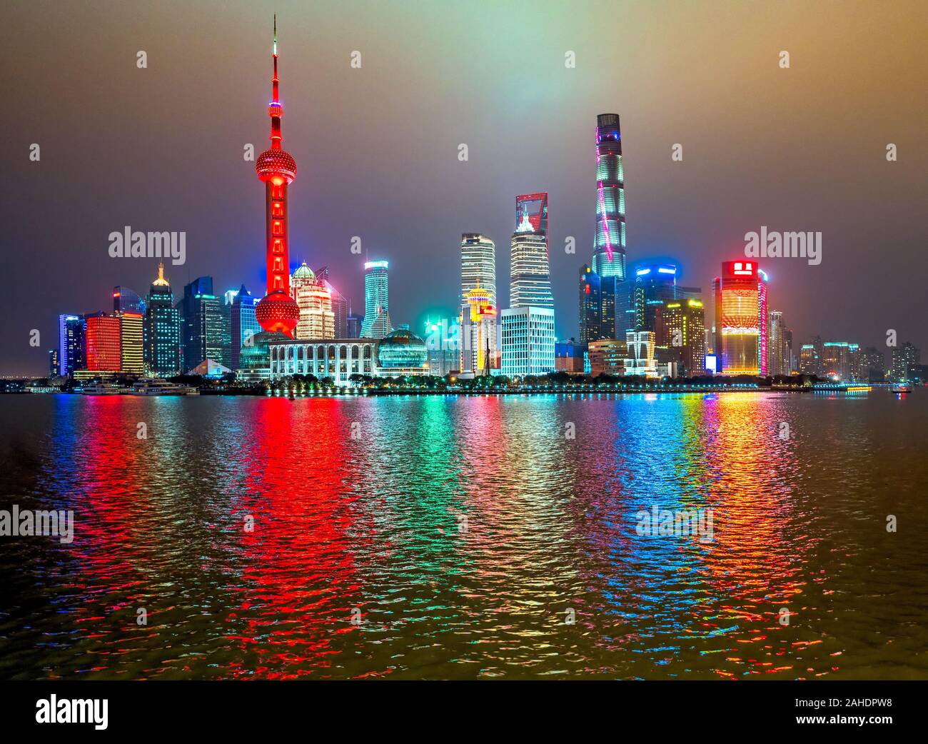 Shanghai skyline della città, vista dei grattacieli di Pudong e il fiume Huangpu. Shanghai, Cina. Foto Stock