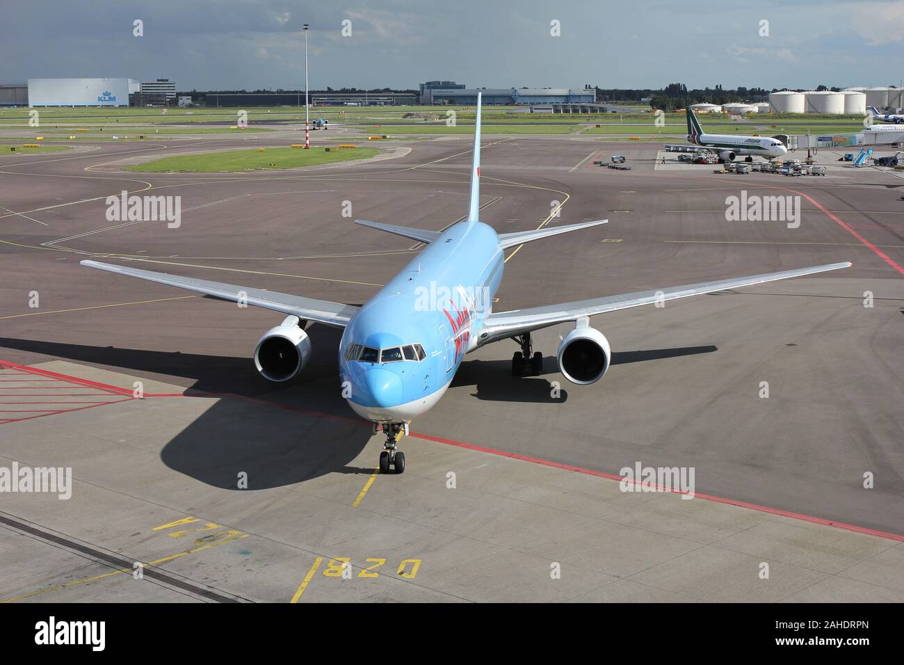 Arkefly olandese Boeing 767-300 con registrazione PH-AHQ rullaggio per il gate all'Aeroporto di Amsterdam Schiphol. Foto Stock