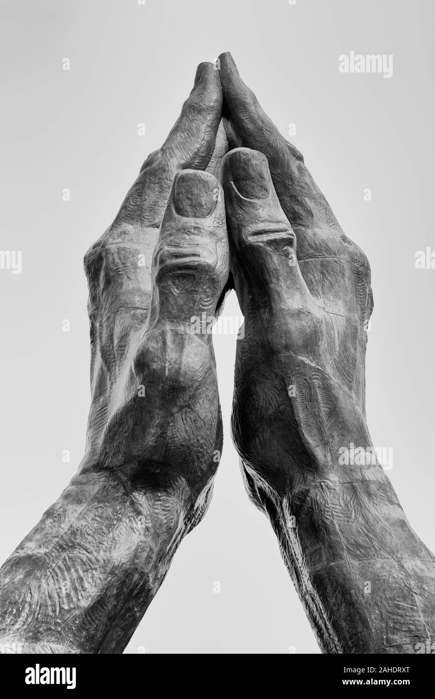 Pregando mani scultura all'ingresso del campus della Oral Roberts University in Tulsa, Oklahoma Foto Stock