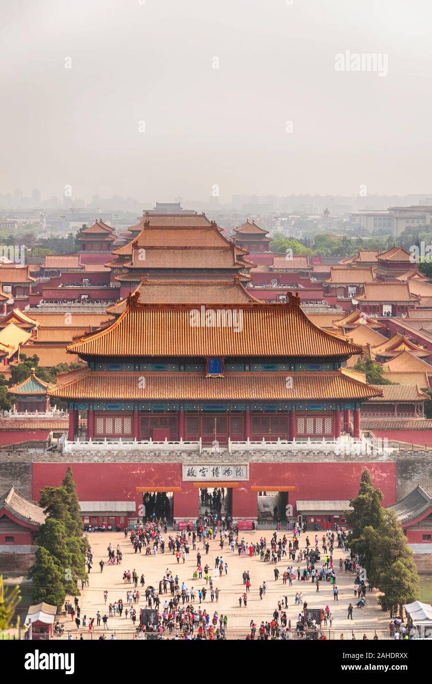 Pechino, Cina. Aprile 26, 2016. Una veduta aerea di molti edifici entro la Città Proibita di Pechino Cina come visto dal Parco Jingshan. Foto Stock