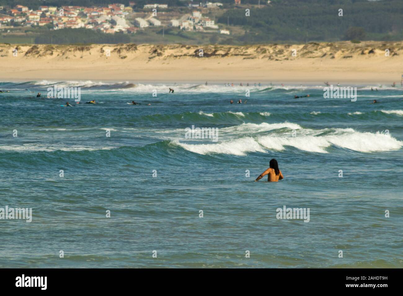 Nuotatore a Gamboa Beach Peniche Estremadura Portogallo Foto Stock