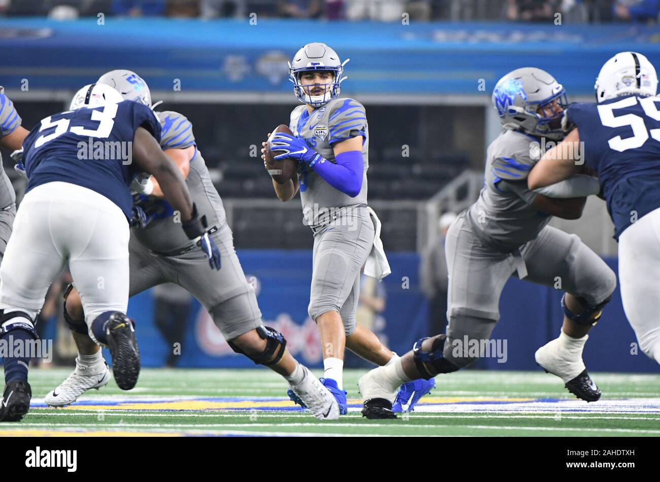 Arlington, Stati Uniti. 28 dicembre, 2019. Memphis Tigers Sean Clifford guarda a lanciare contro Penn State durante la prima metà del 84Goodyear Cotton Bowl Classic su Sabato, 28 Dicembre 2019 da AT&T Stadium. Foto di Ian Halperin/UPI Credito: UPI/Alamy Live News Foto Stock