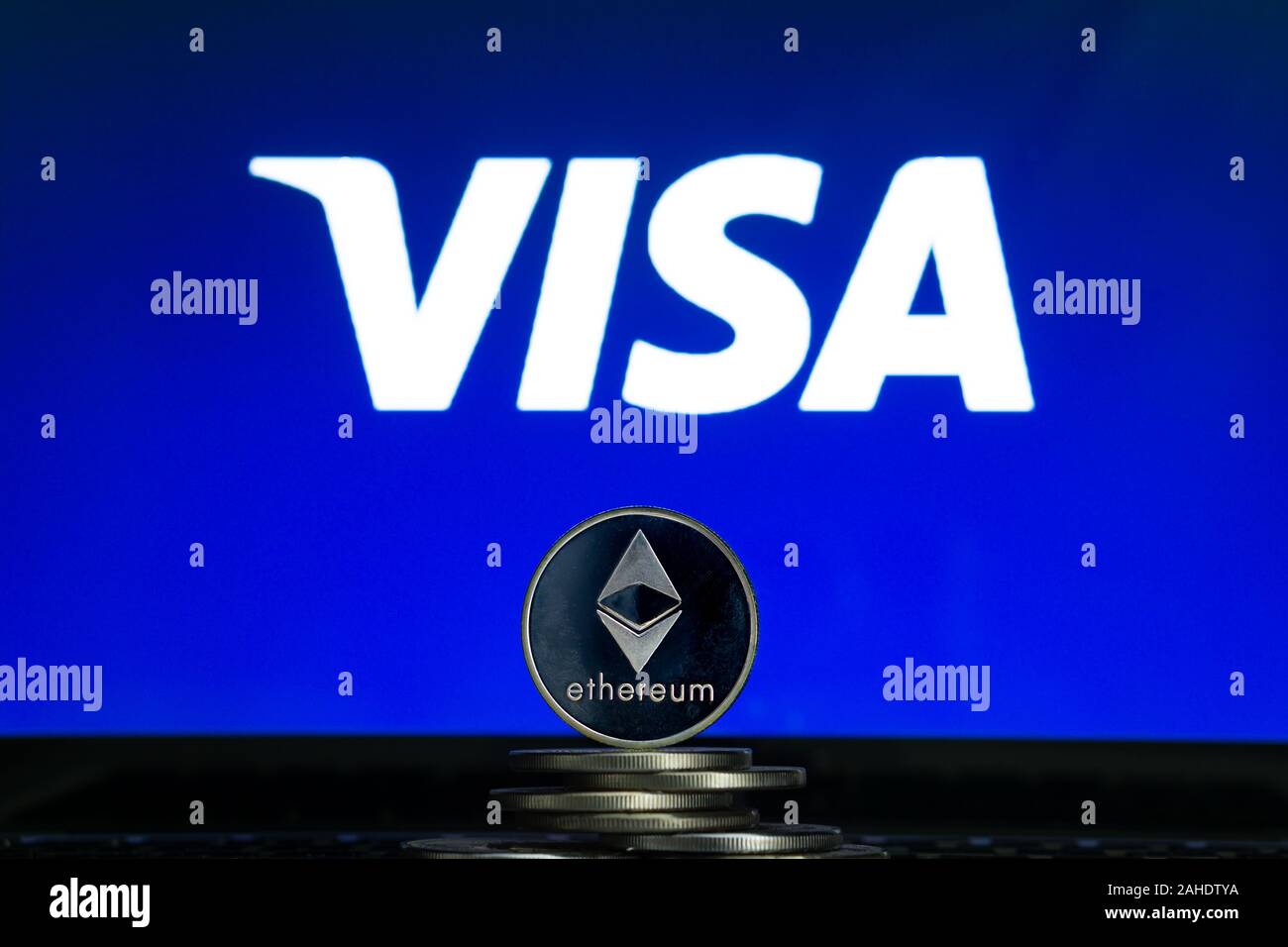 Ethereum monete con il logo Visa su uno schermo di computer portatile. Slovenia Ljubljana - 02 24 2019 Foto Stock
