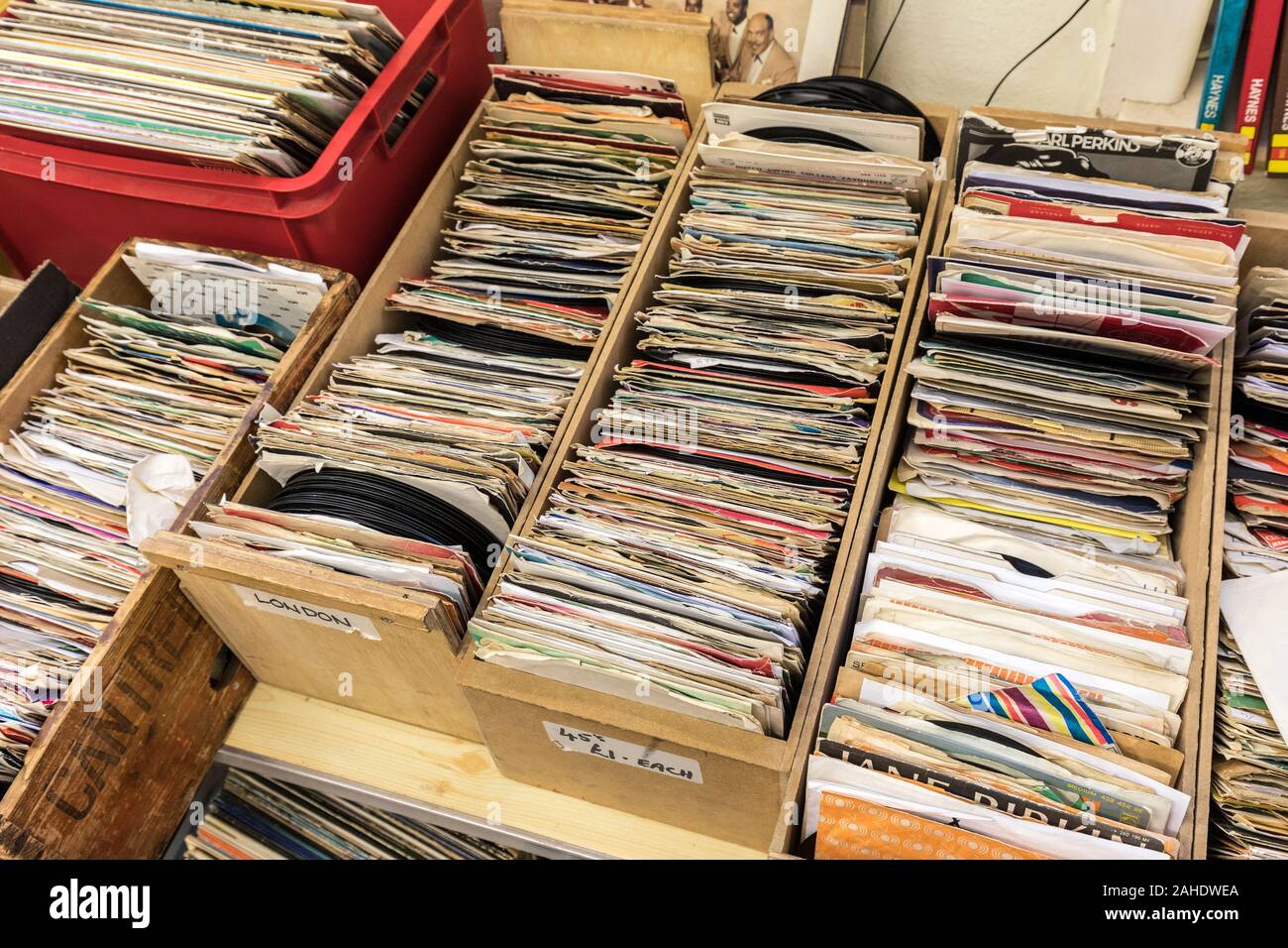 Scatole di dischi in vinile in vendita nella seconda mano shop, REGNO UNITO Foto Stock