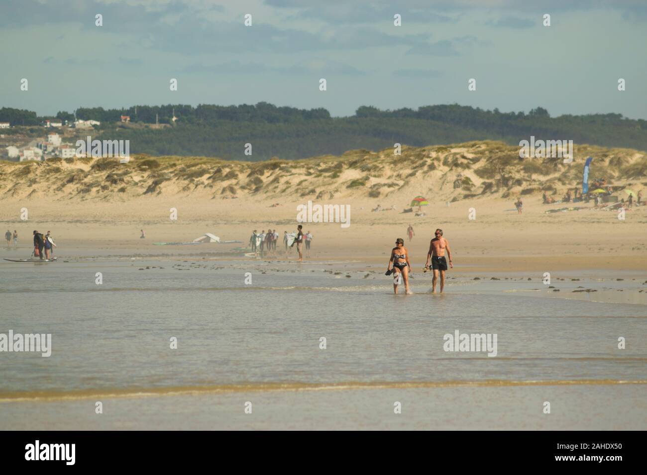 Una coppia di mezza età pala sul Gamboa Beach Peniche Estremadura Portogallo Foto Stock
