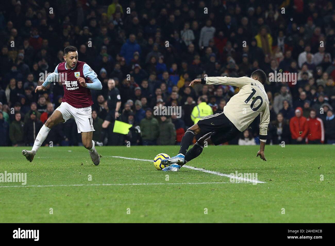 Burnley, Regno Unito. 28 dicembre, 2019. Marcus Rashford del Manchester United (10) spara i punteggi e le sue squadre obiettivo 2a. Premier League, Burnley v Manchester Utd a Turf Moor a Burnley, Lancashire sabato 28 dicembre 2019. Questa immagine può essere utilizzata solo per scopi editoriali. Solo uso editoriale, è richiesta una licenza per uso commerciale. Nessun uso in scommesse, giochi o un singolo giocatore/club/league pubblicazioni. pic da Chris Stading/Andrew Orchard fotografia sportiva/Alamy Live news Credito: Andrew Orchard fotografia sportiva/Alamy Live News Foto Stock