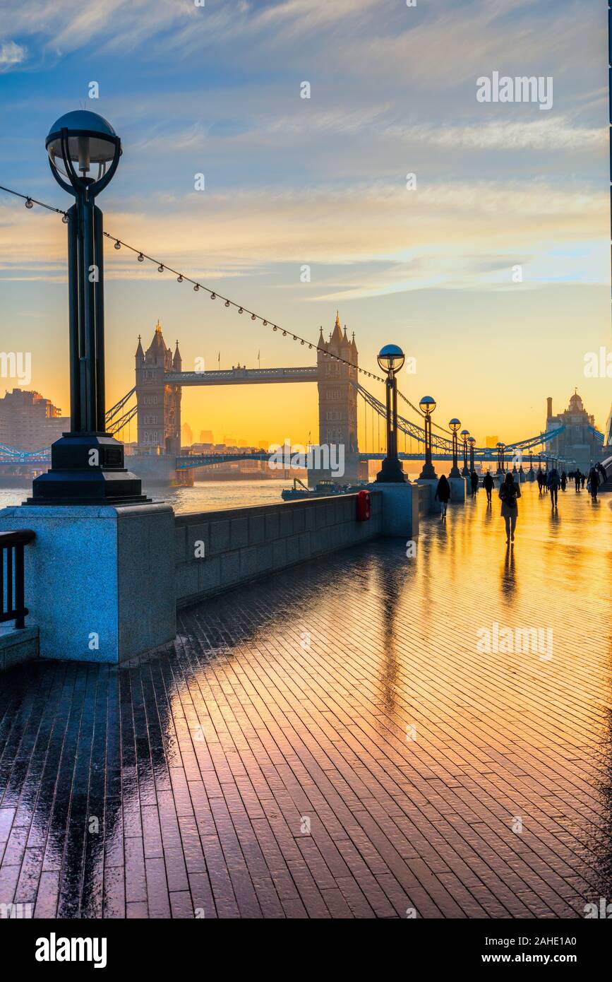 Il Tower Bridge e il fiume Tamigi all'alba, London, Regno Unito Foto Stock